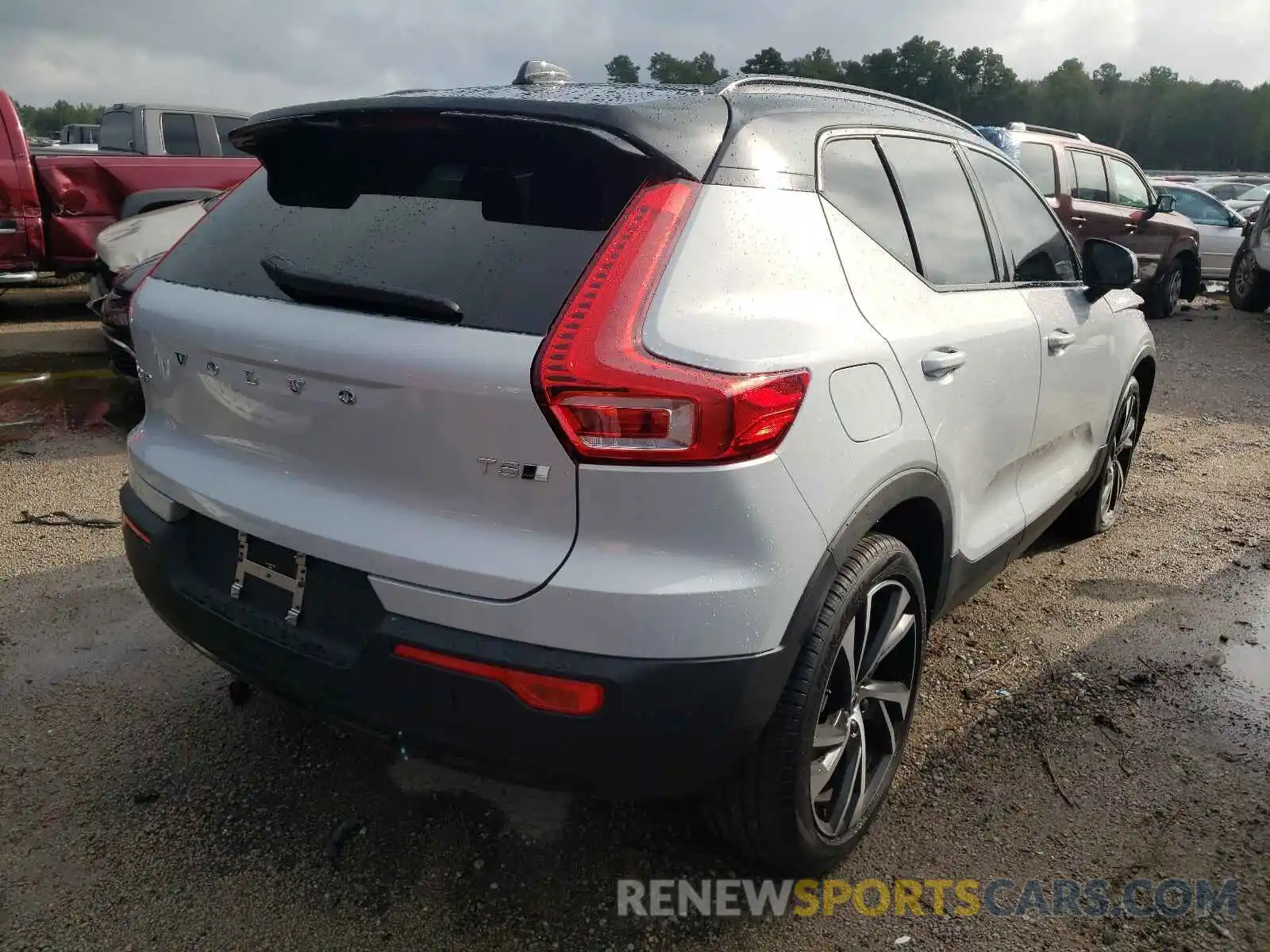 4 Photograph of a damaged car YV4162UM4M2561286 VOLVO XC40 2021