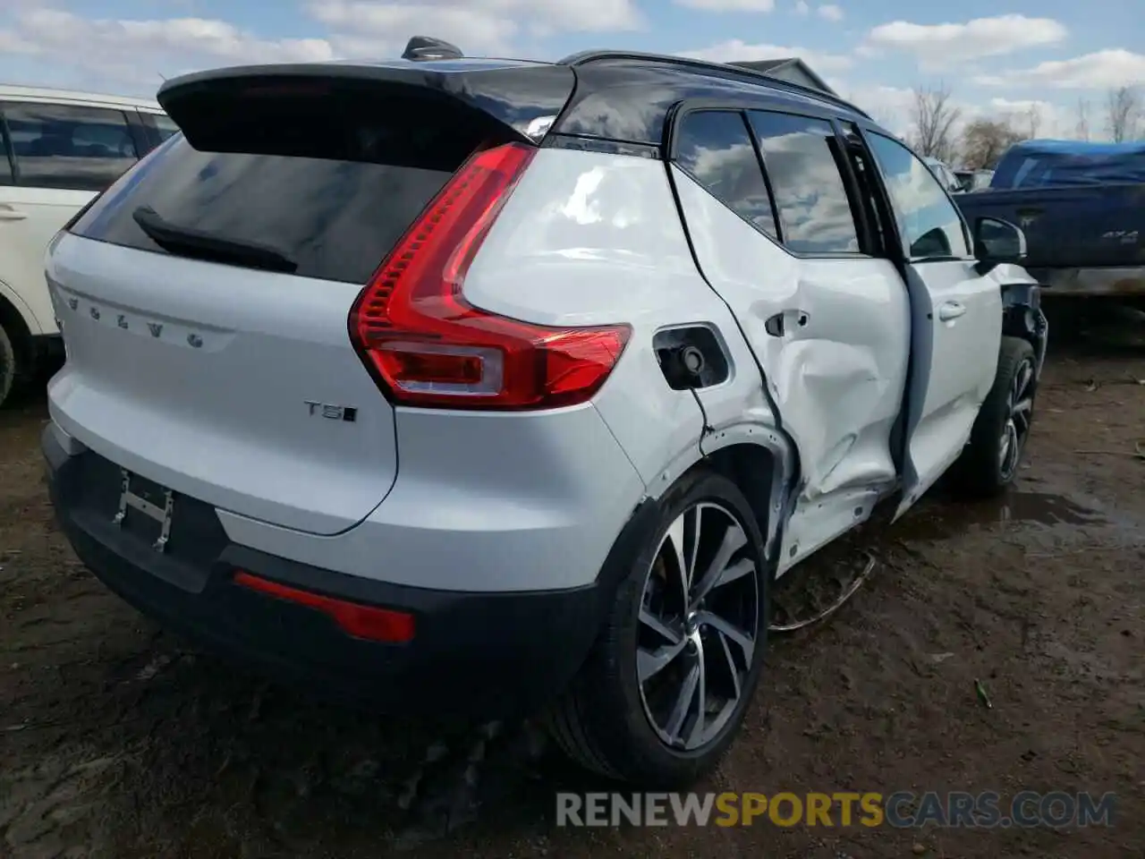 4 Photograph of a damaged car YV4162UM4M2577469 VOLVO XC40 2021