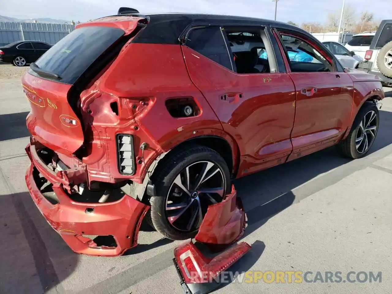 4 Photograph of a damaged car YV4162UM5M2430741 VOLVO XC40 2021