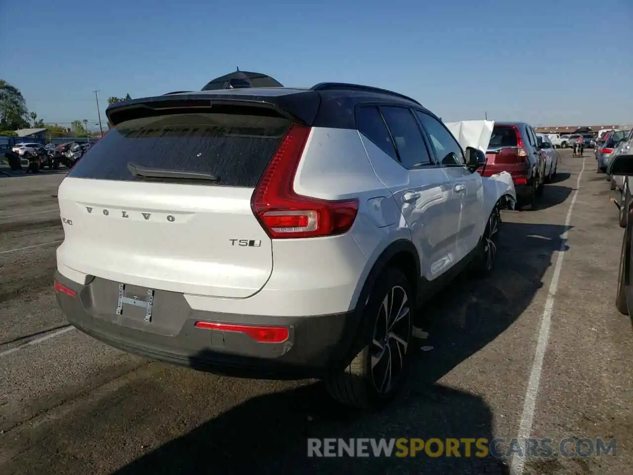 4 Photograph of a damaged car YV4162UM6M2442364 VOLVO XC40 2021