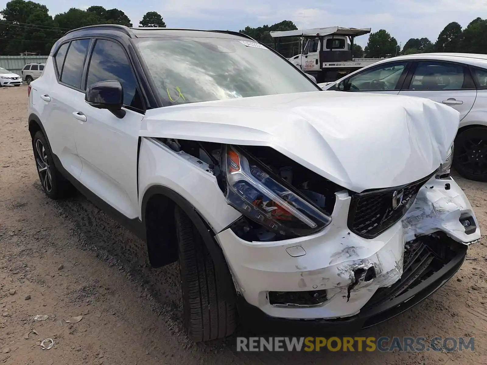 1 Photograph of a damaged car YV4162UM6M2488230 VOLVO XC40 2021