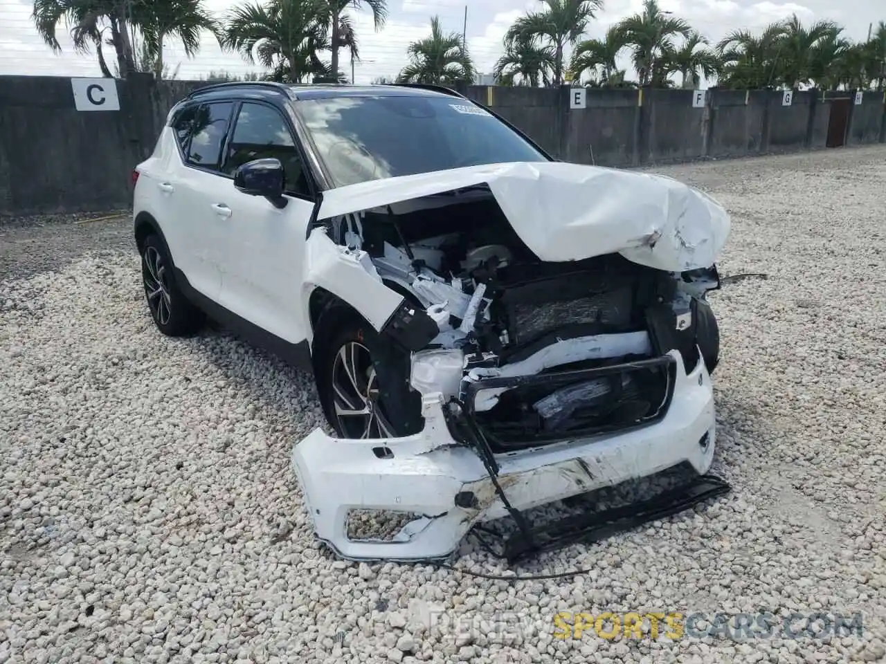 1 Photograph of a damaged car YV4162UM6M2558549 VOLVO XC40 2021