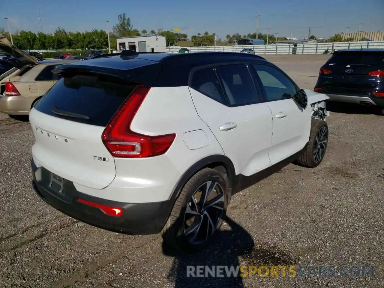 4 Photograph of a damaged car YV4162UM7M2418476 VOLVO XC40 2021