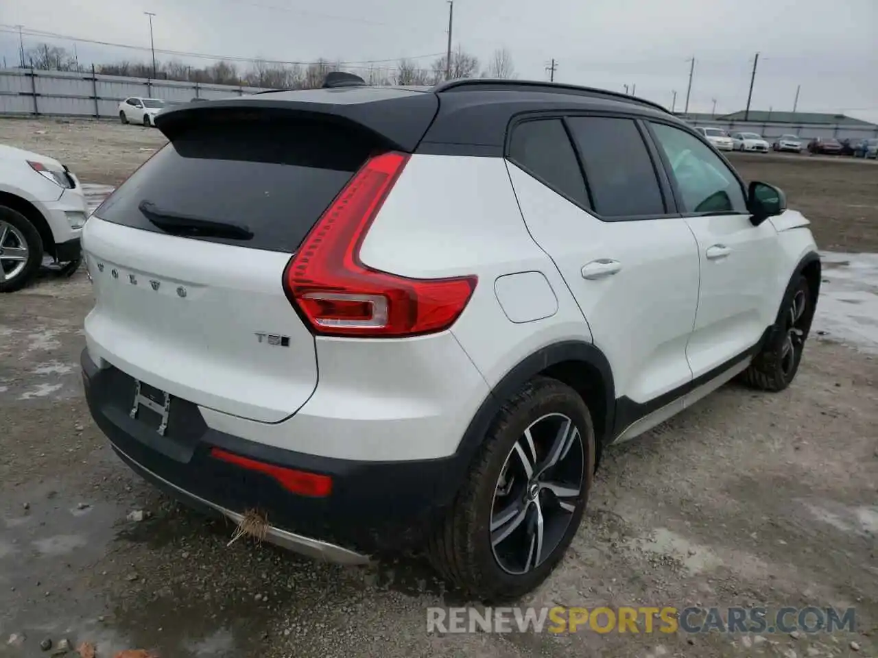 4 Photograph of a damaged car YV4162UM7M2580446 VOLVO XC40 2021