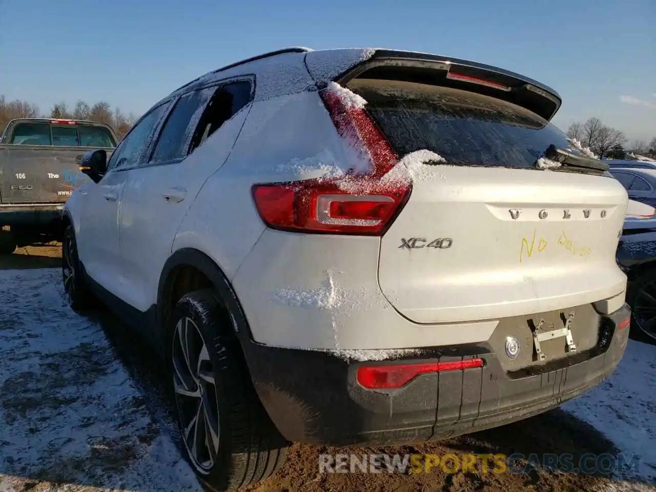 3 Photograph of a damaged car YV4162UM8M2409558 VOLVO XC40 2021