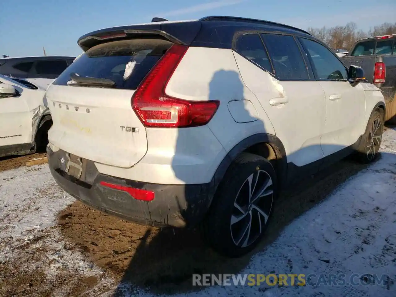 4 Photograph of a damaged car YV4162UM8M2409558 VOLVO XC40 2021