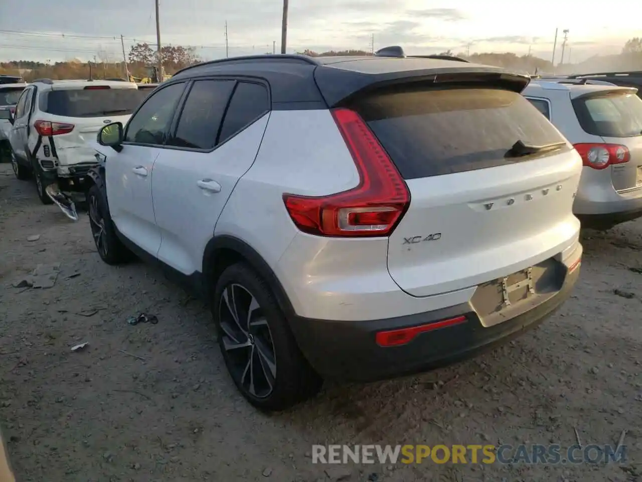 3 Photograph of a damaged car YV4162UM8M2493770 VOLVO XC40 2021