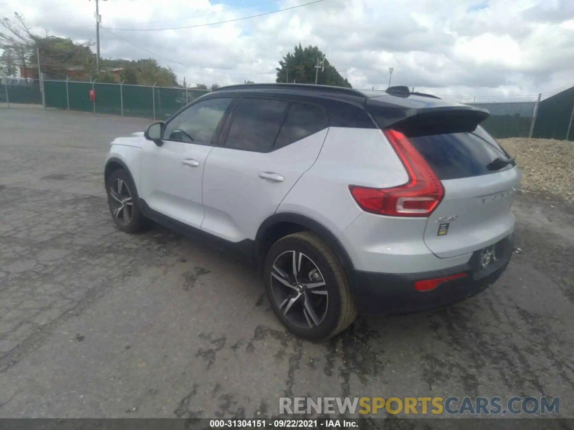 3 Photograph of a damaged car YV4162UM8M2545026 VOLVO XC40 2021