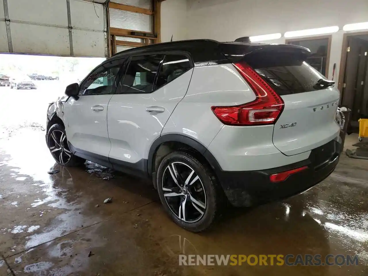 3 Photograph of a damaged car YV4162UM9M2570291 VOLVO XC40 2021