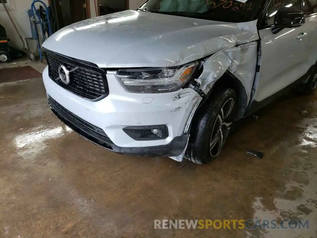 9 Photograph of a damaged car YV4162UM9M2570291 VOLVO XC40 2021