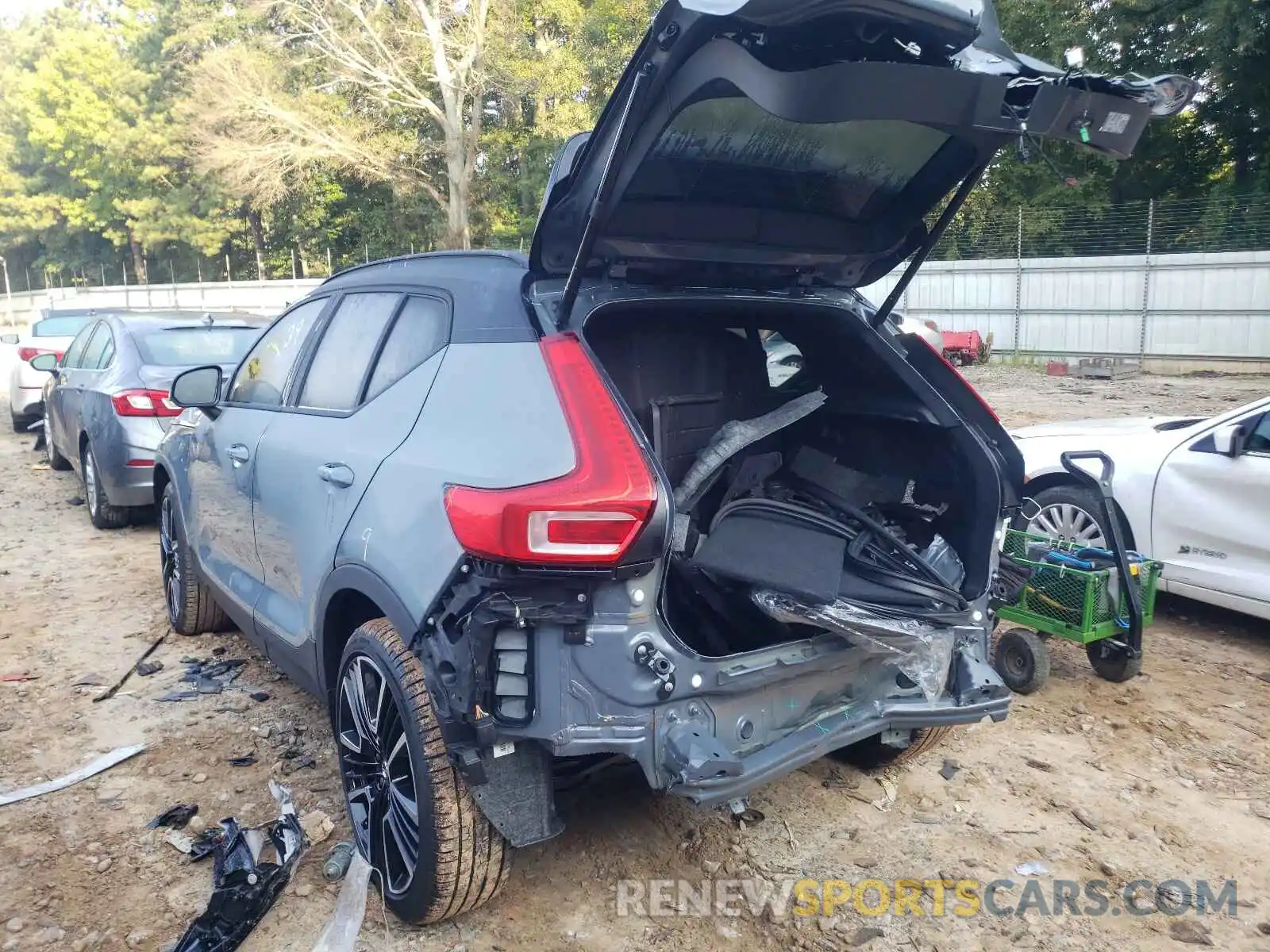 3 Photograph of a damaged car YV4162UMXM2614573 VOLVO XC40 2021