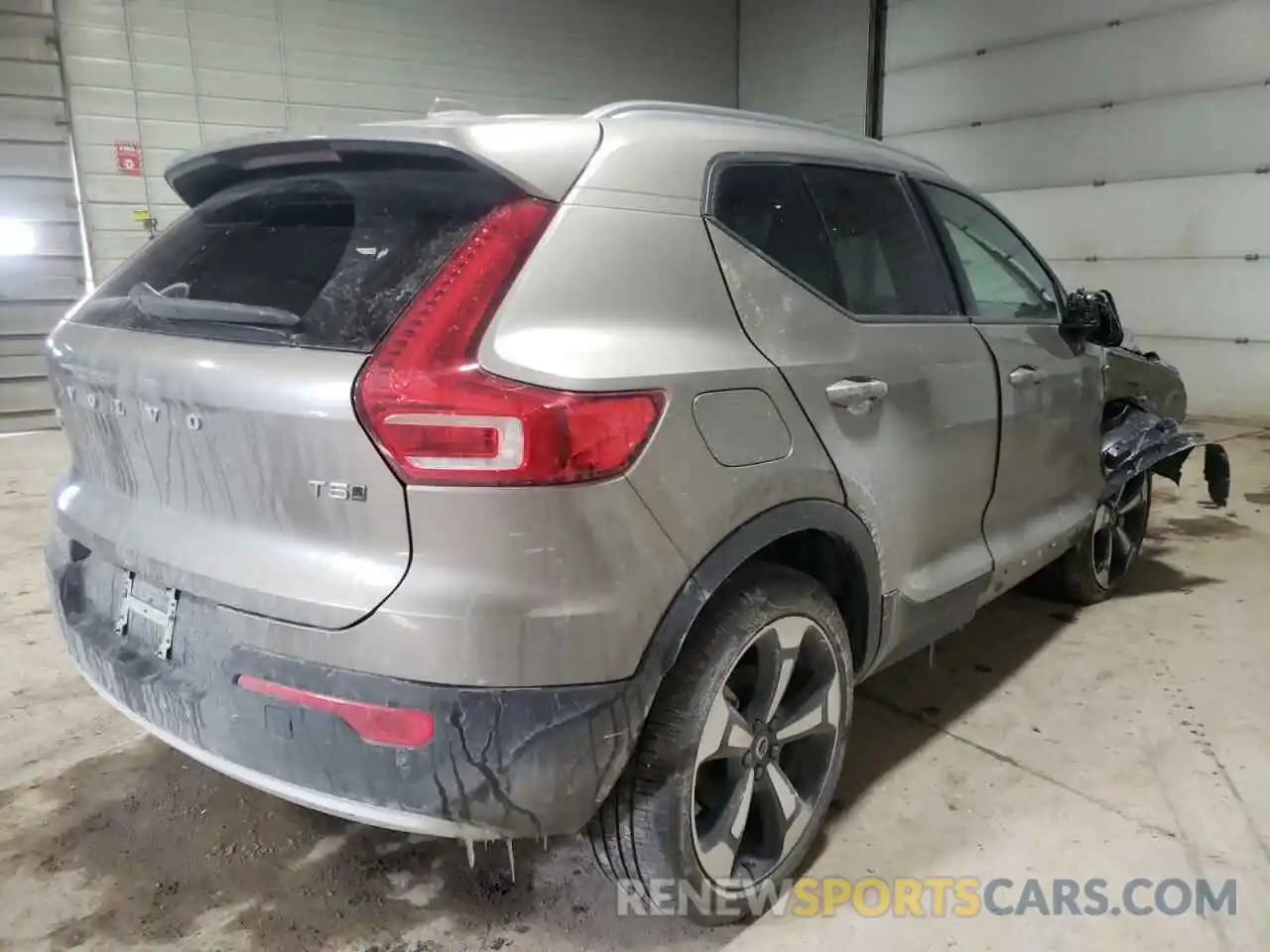 4 Photograph of a damaged car YV4162UK6N2655928 VOLVO XC40 2022