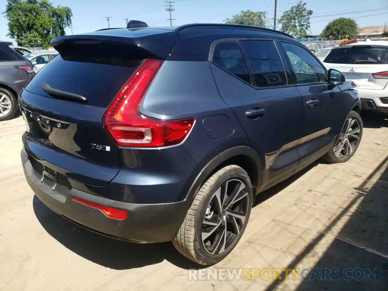 4 Photograph of a damaged car YV4162UM0N2657675 VOLVO XC40 2022