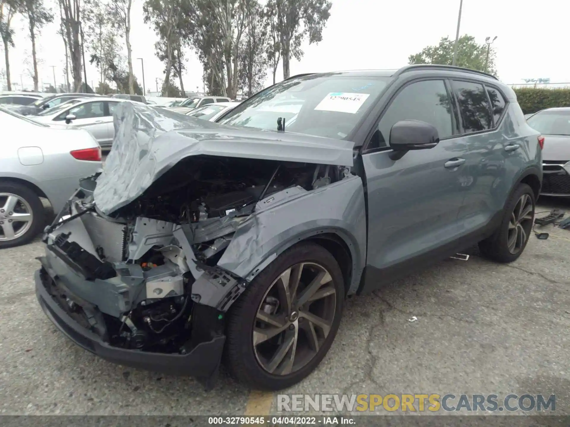 2 Photograph of a damaged car YV4162UM0N2665114 VOLVO XC40 2022