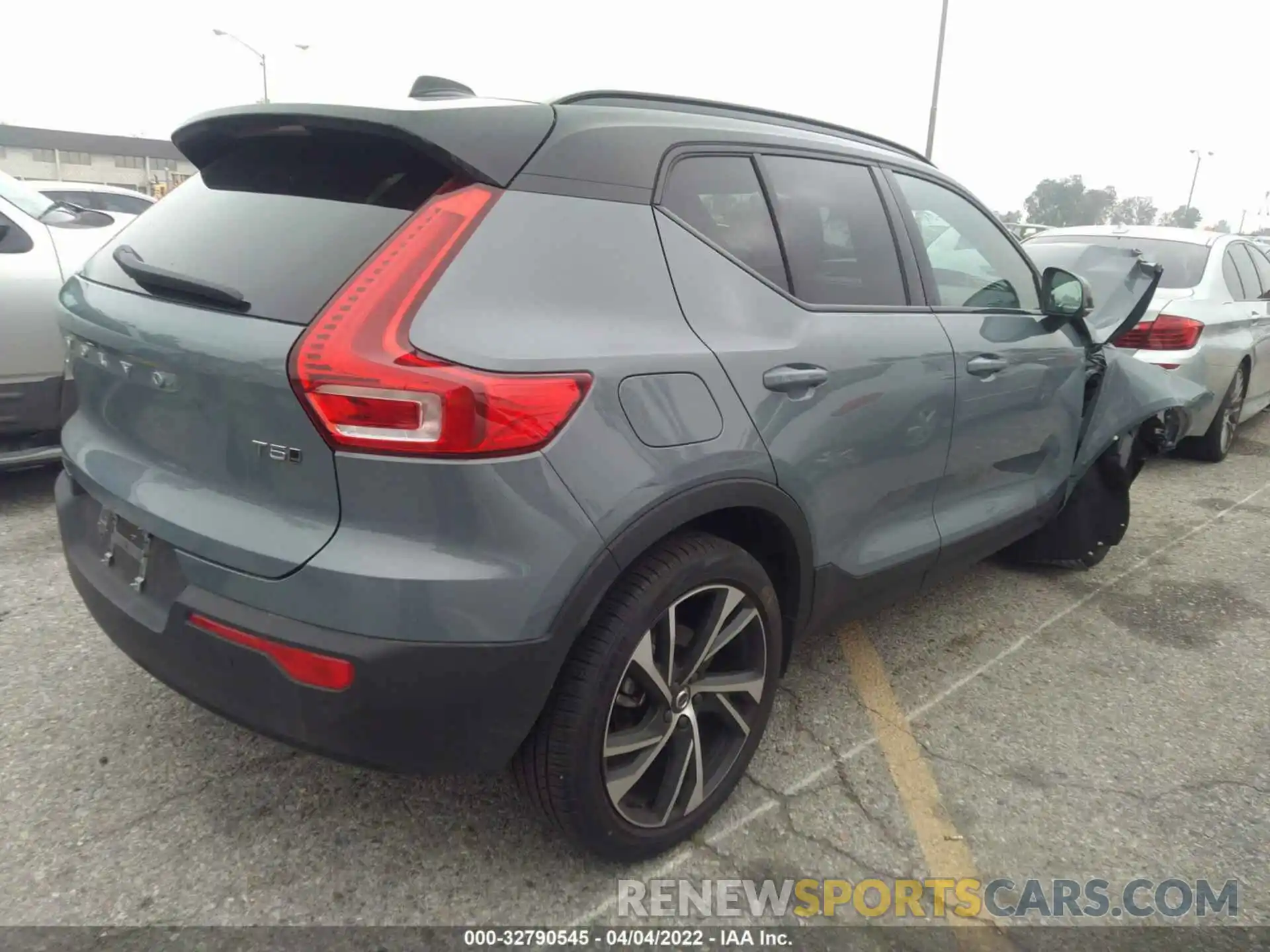 4 Photograph of a damaged car YV4162UM0N2665114 VOLVO XC40 2022