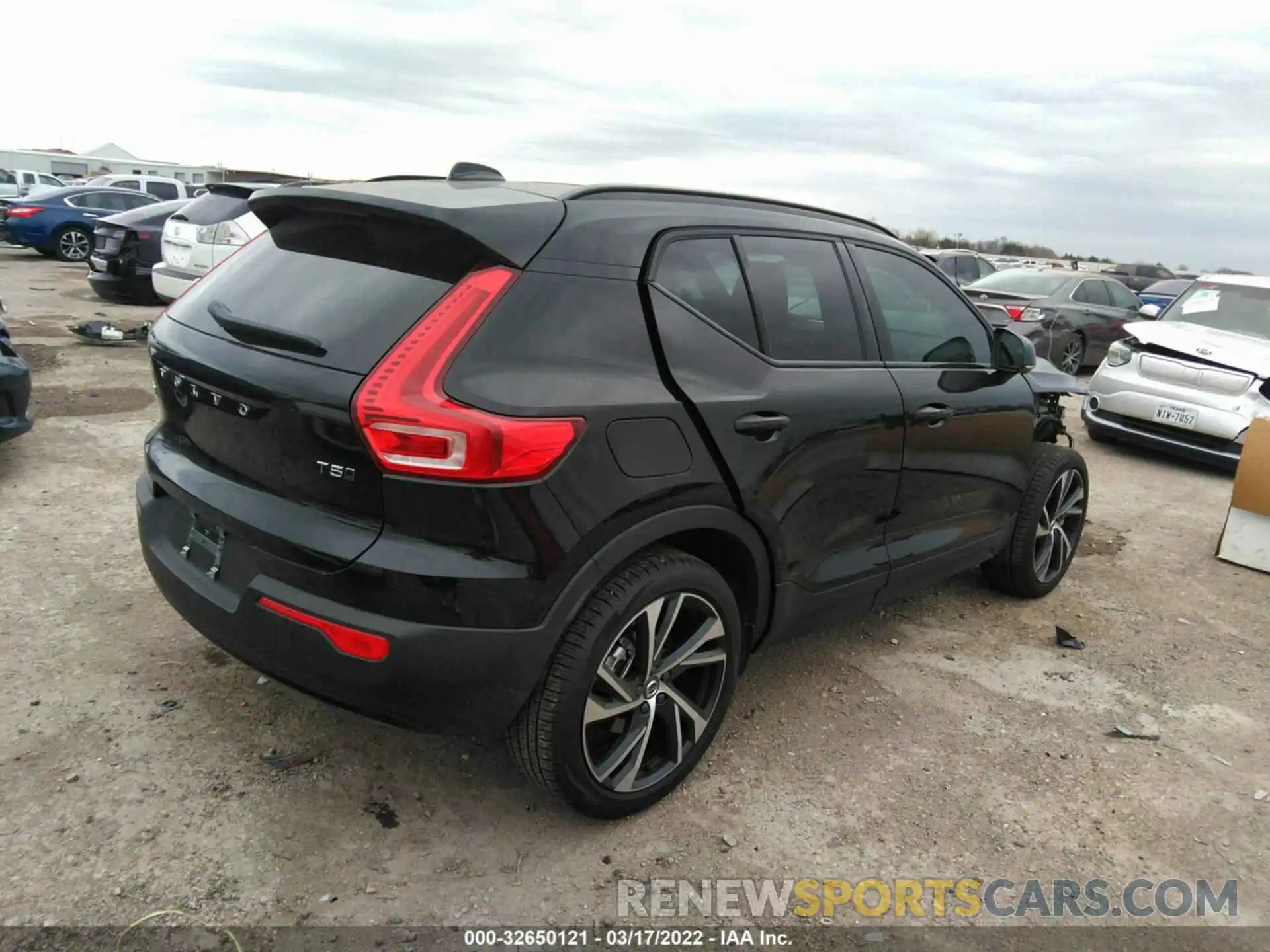 4 Photograph of a damaged car YV4162UM2N2695912 VOLVO XC40 2022