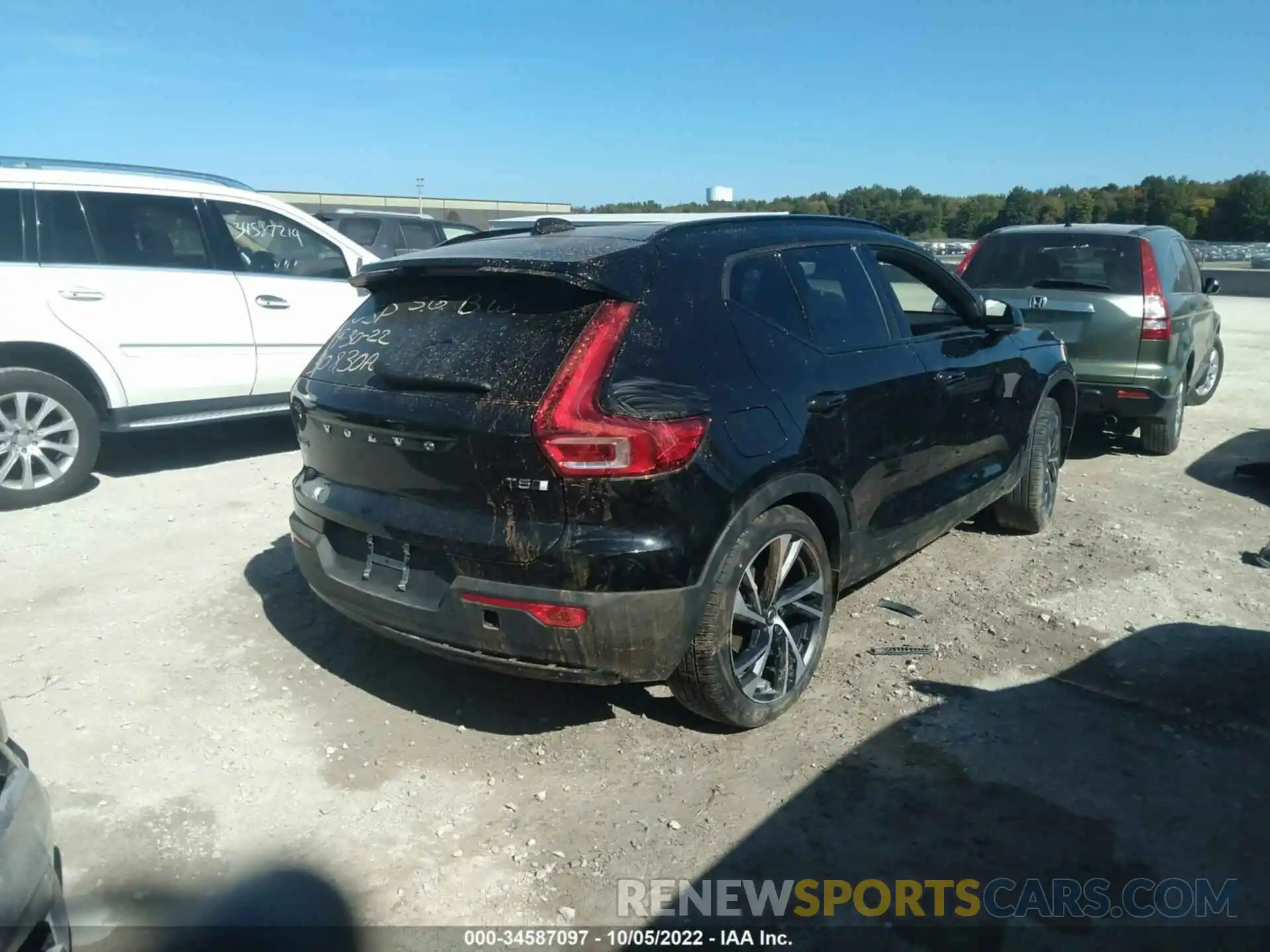 4 Photograph of a damaged car YV4162UM4N2722267 VOLVO XC40 2022