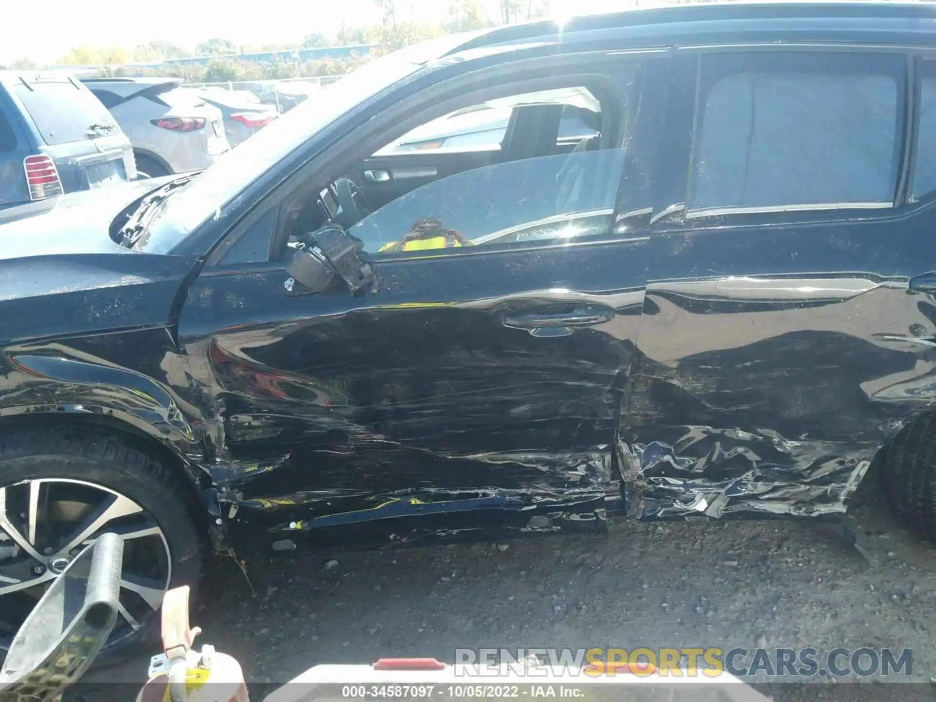 6 Photograph of a damaged car YV4162UM4N2722267 VOLVO XC40 2022