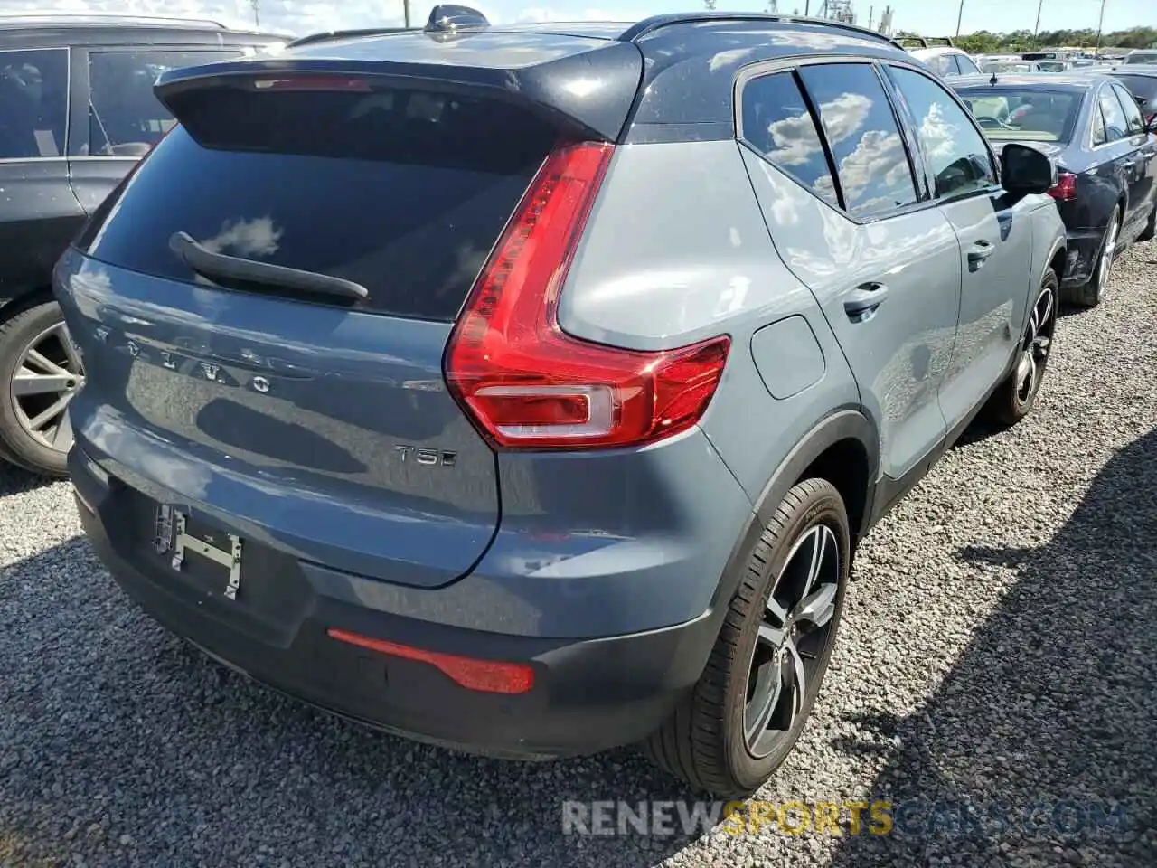 4 Photograph of a damaged car YV4162UM5N2726277 VOLVO XC40 2022