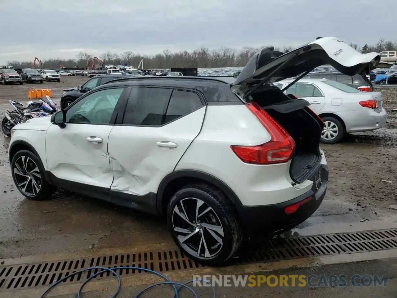 2 Photograph of a damaged car YV4162UMXN2732012 VOLVO XC40 2022