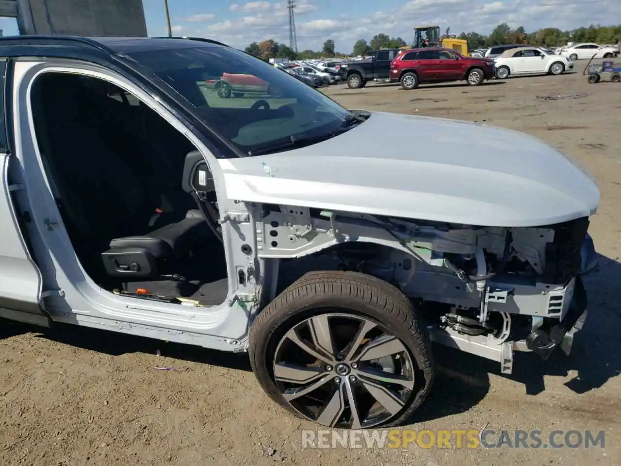 9 Photograph of a damaged car YV4ED3UBXN2677685 VOLVO XC40 P8 RE 2022