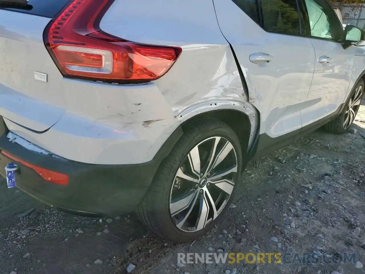 9 Photograph of a damaged car YV4ED3UR8N2640390 VOLVO XC40 P8 RE 2022