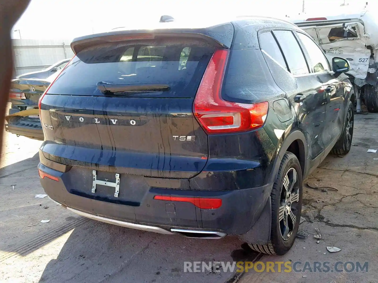 4 Photograph of a damaged car YV4162UL1K2102673 VOLVO XC40 T5 2019