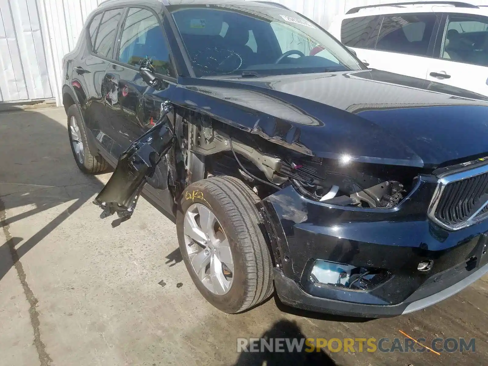 9 Photograph of a damaged car YV4162UK4K2143600 VOLVO XC40 T5 MO 2019