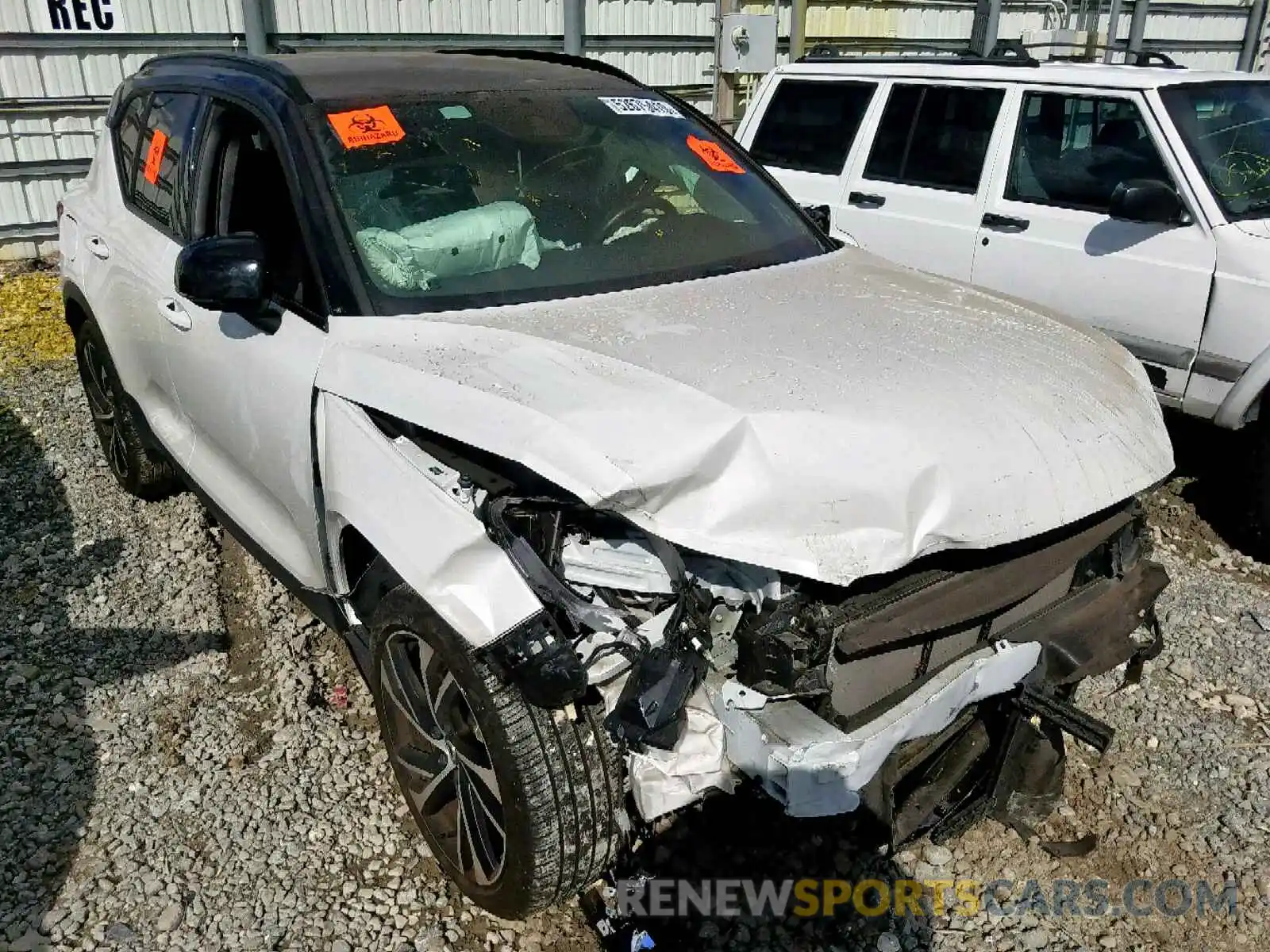 1 Photograph of a damaged car YV4162XZ4K2008495 VOLVO XC40 T5 MO 2019