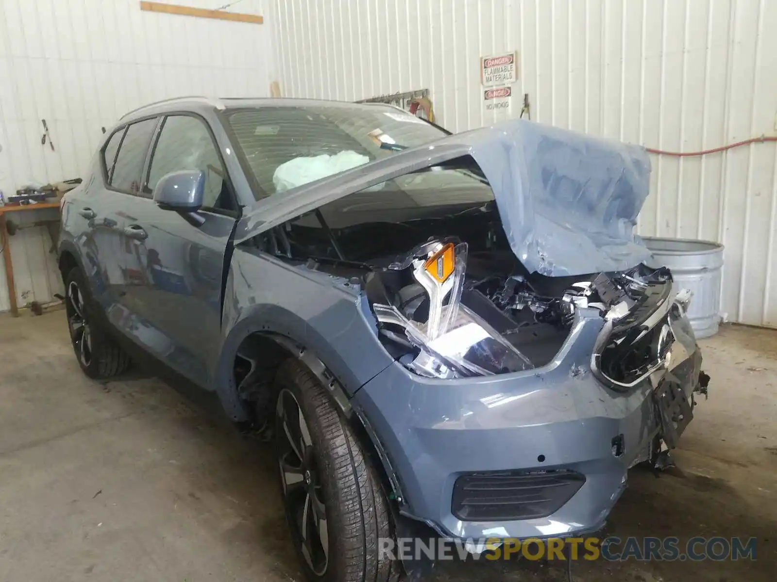 1 Photograph of a damaged car YV4162UK7L2253607 VOLVO XC40 T5 MO 2020