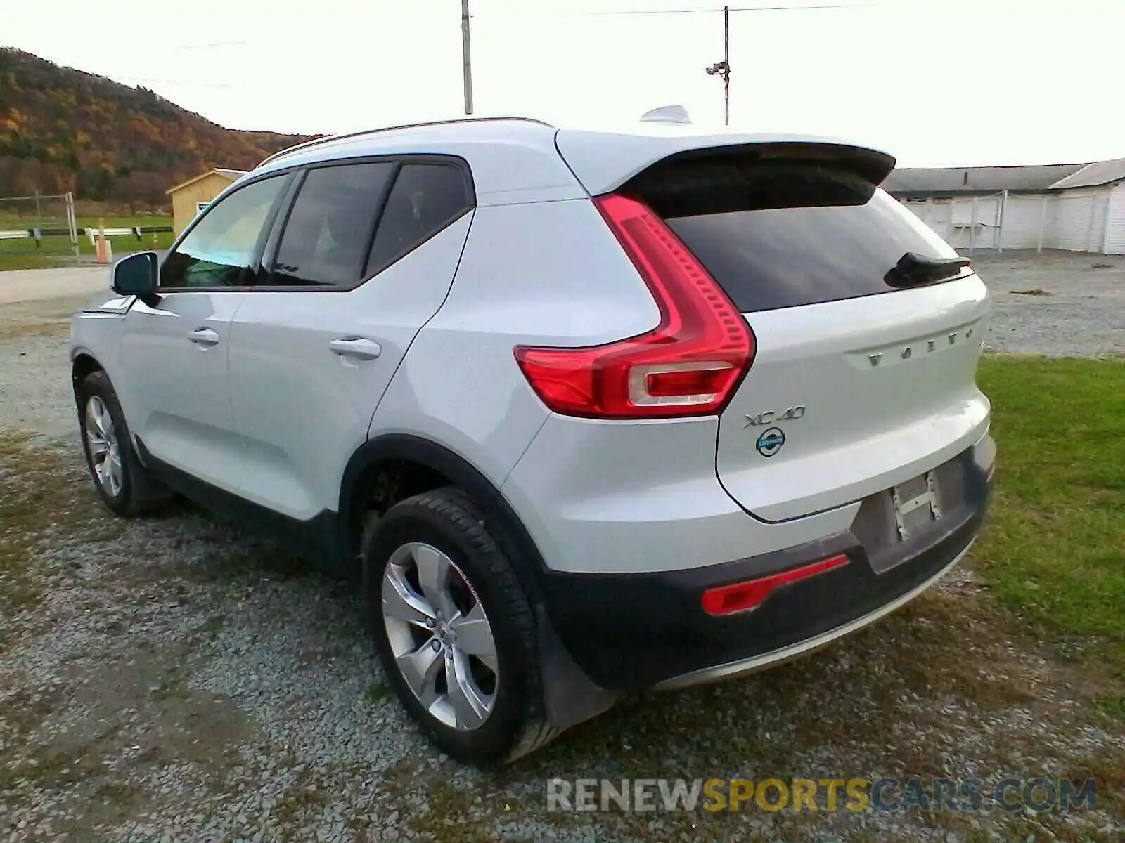 3 Photograph of a damaged car YV4162UK8L2187861 VOLVO XC40 T5 MO 2020