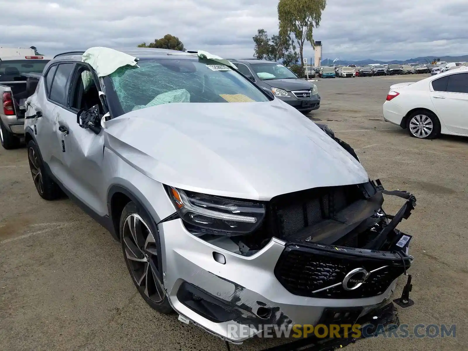 1 Photograph of a damaged car YV4162UM0K2046556 VOLVO XC40 T5 R- 2019