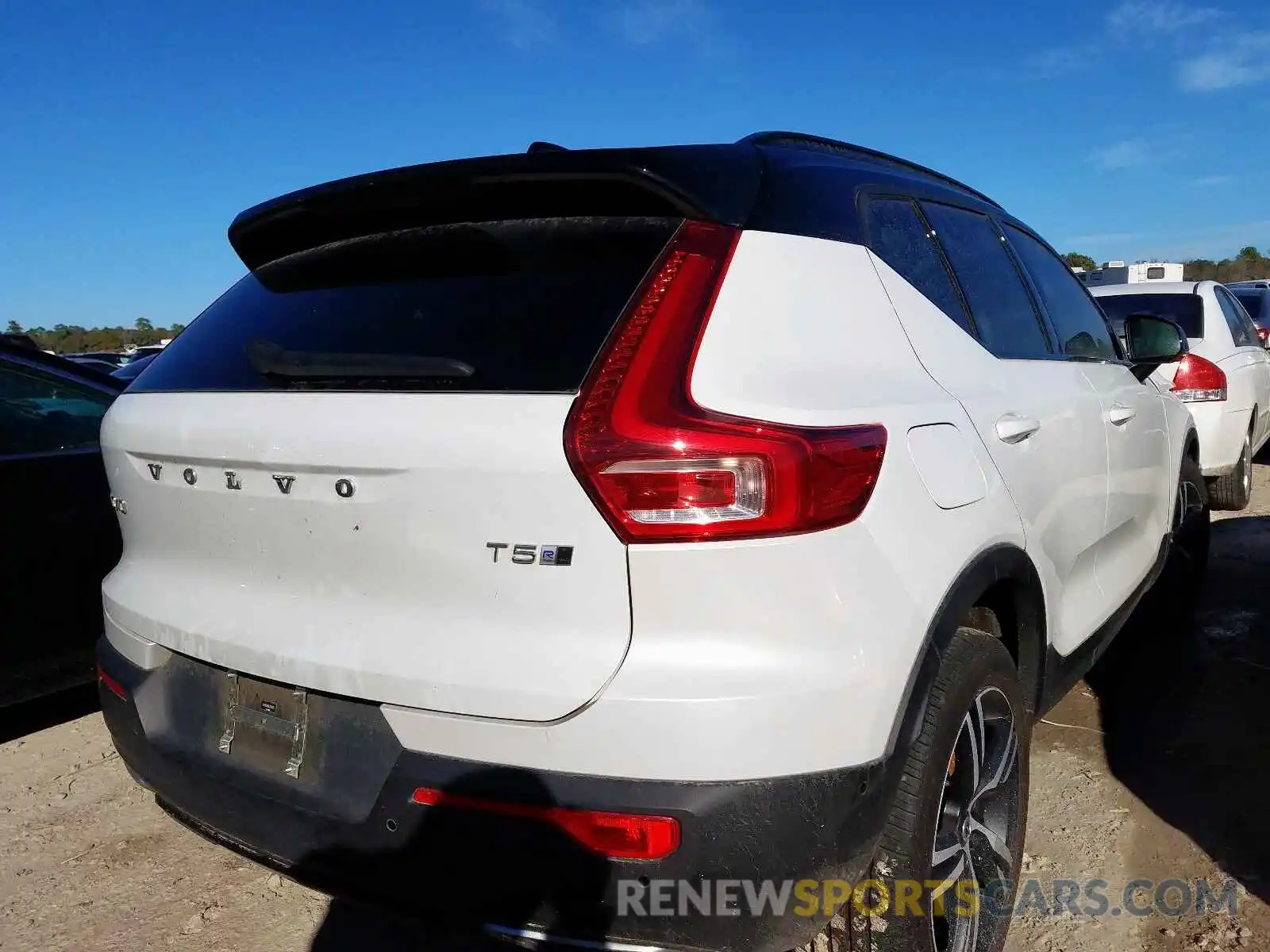 4 Photograph of a damaged car YV4162UM2K2108975 VOLVO XC40 T5 R- 2019