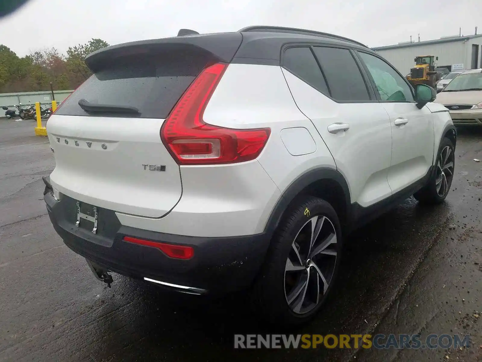 4 Photograph of a damaged car YV4162UM8K2134335 VOLVO XC40 T5 R- 2019