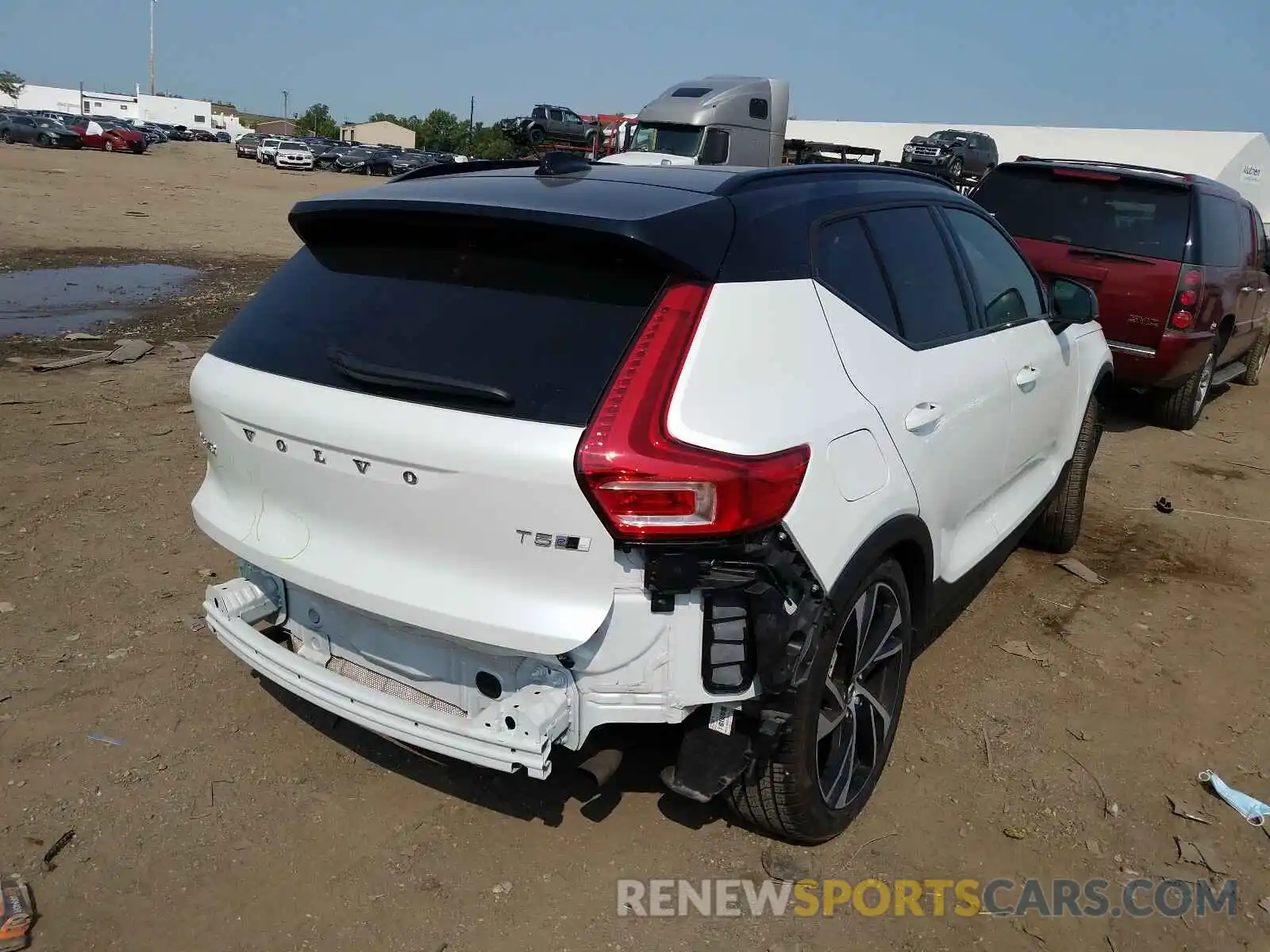 4 Photograph of a damaged car YV4162UM7L2275625 VOLVO XC40 T5 R- 2020