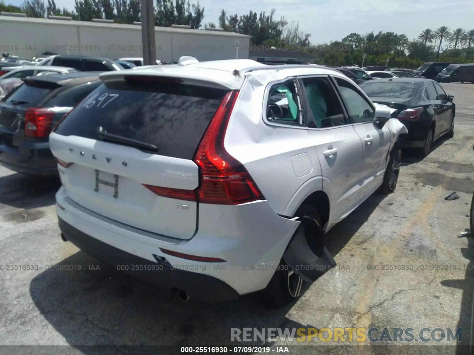 4 Photograph of a damaged car LYV102DK3KB201697 VOLVO XC60 2019