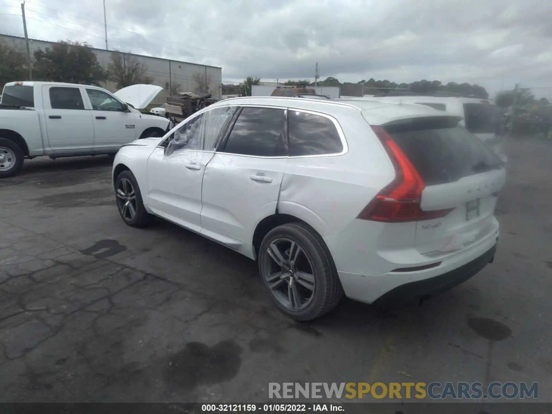 3 Фотография поврежденного автомобиля LYV102DK6KB336673 VOLVO XC60 2019