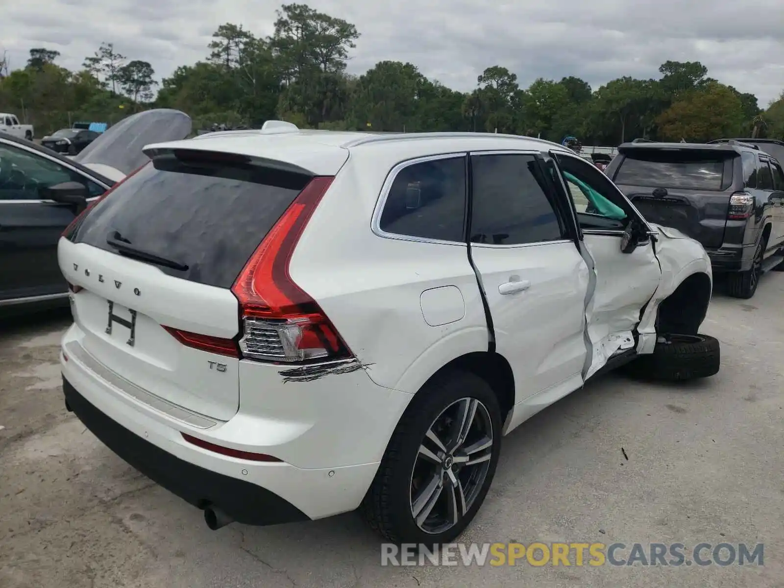4 Фотография поврежденного автомобиля LYV102DK7KB358178 VOLVO XC60 2019