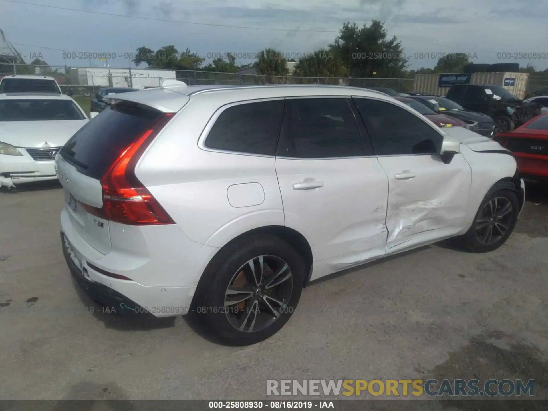 4 Photograph of a damaged car LYV102RK0KB176184 VOLVO XC60 2019