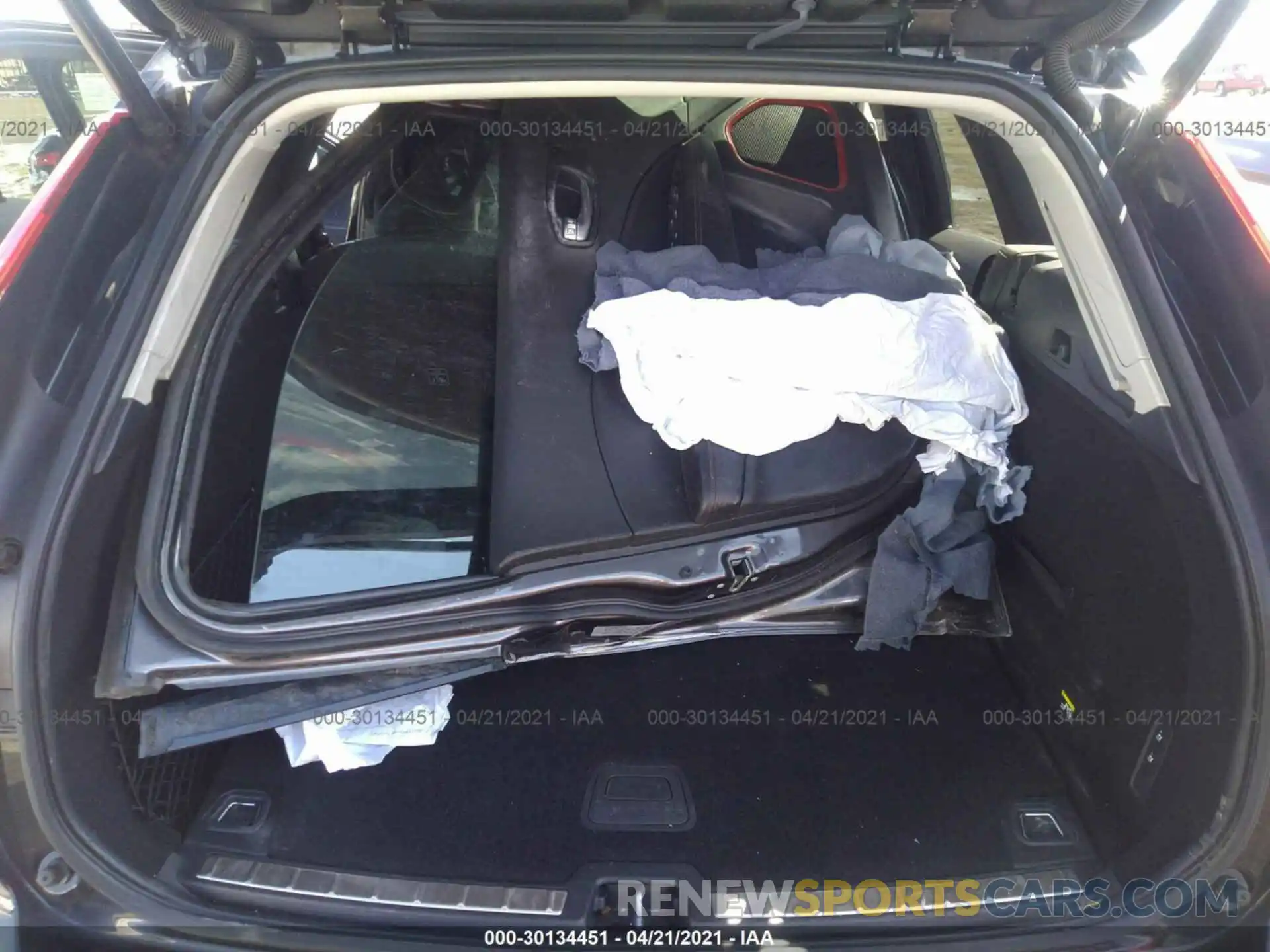 11 Photograph of a damaged car LYV102RK2KB176946 VOLVO XC60 2019