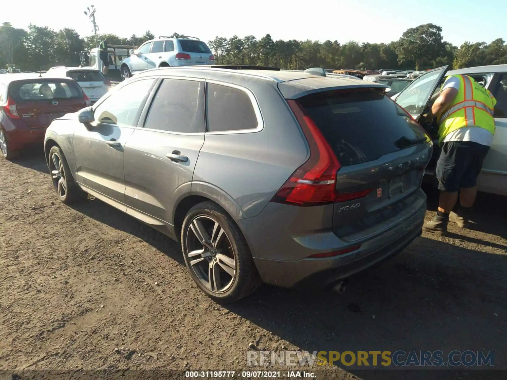 3 Фотография поврежденного автомобиля LYV102RK6KB236064 VOLVO XC60 2019