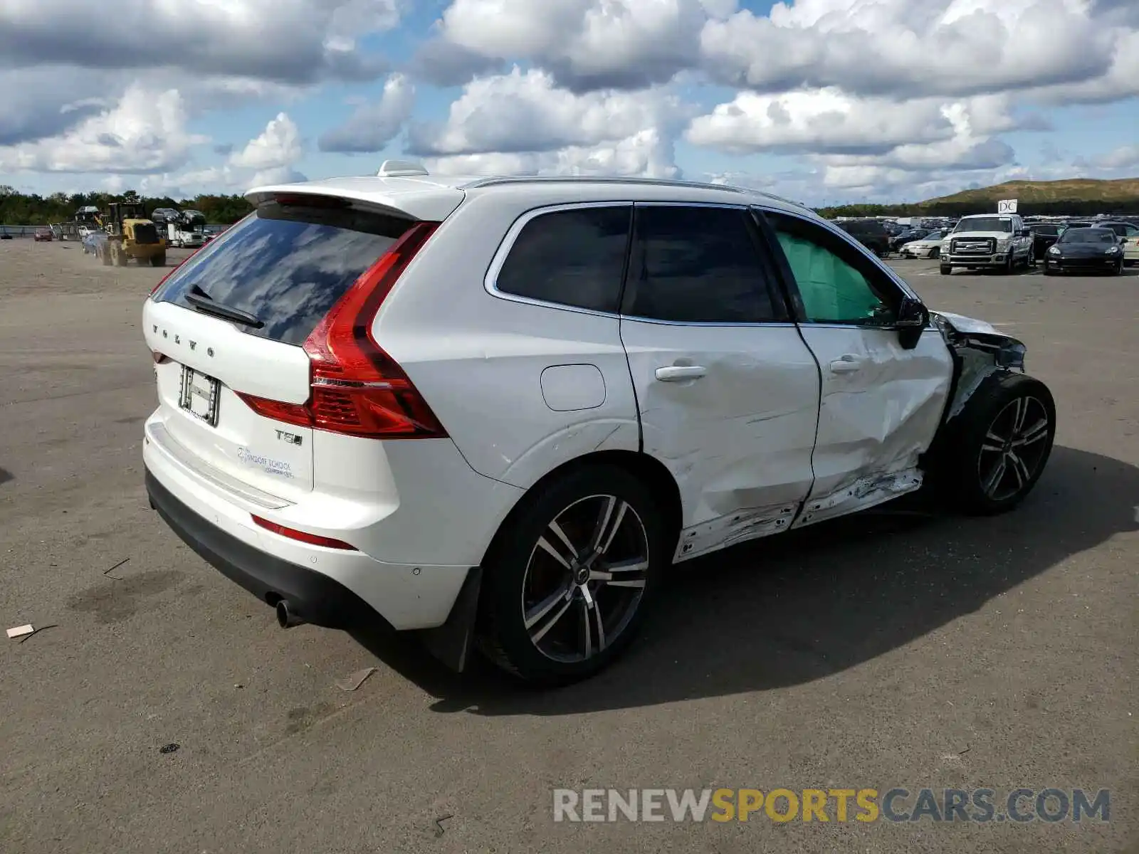 4 Photograph of a damaged car LYV102RKXKB200393 VOLVO XC60 2019