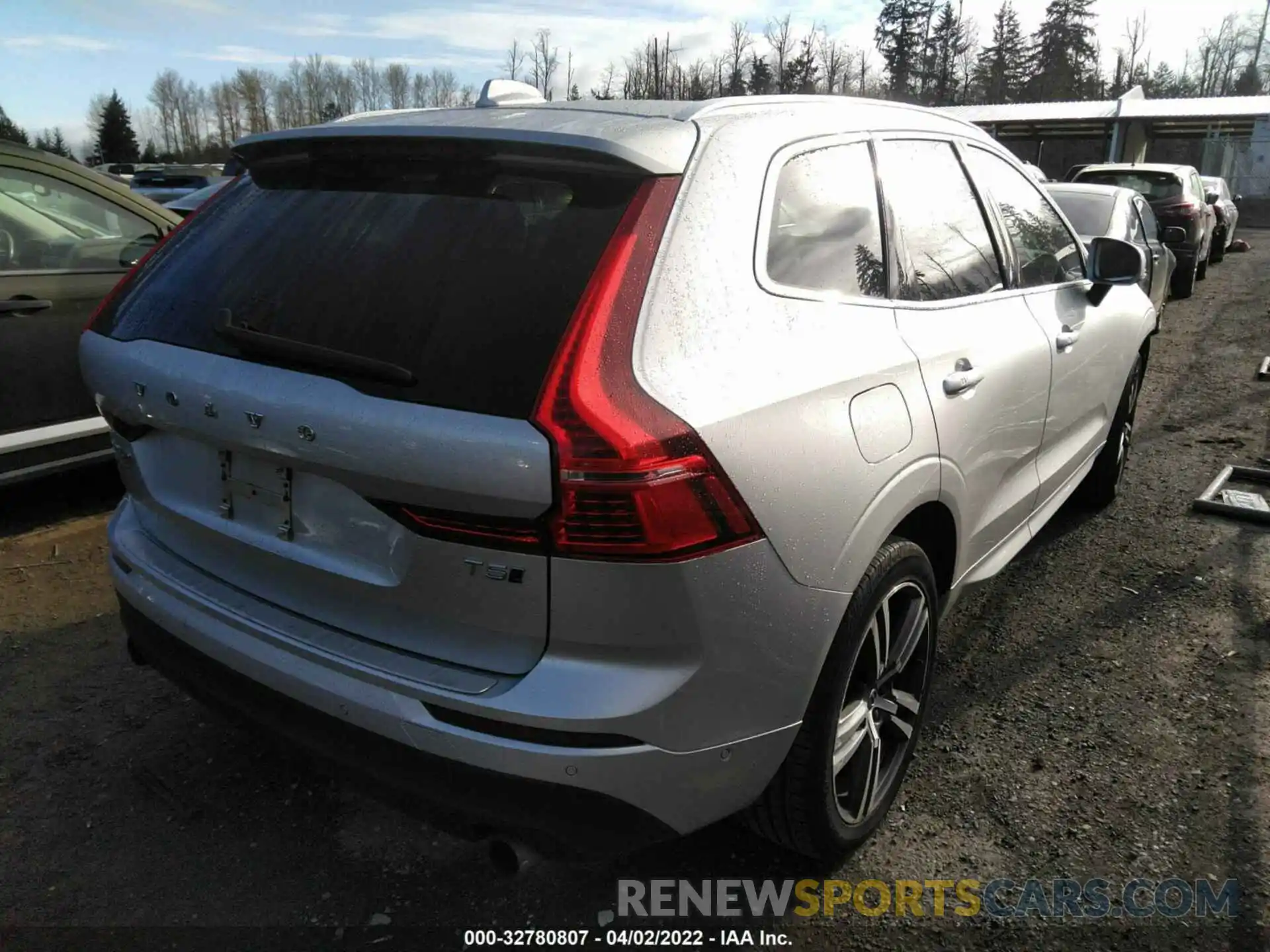 4 Photograph of a damaged car LYV102RKXKB332604 VOLVO XC60 2019