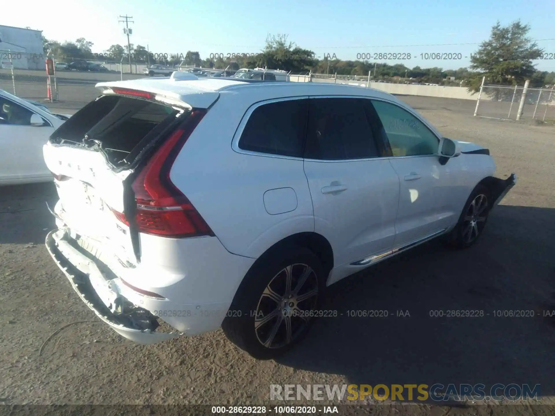 4 Photograph of a damaged car LYV102RL3KB184398 VOLVO XC60 2019