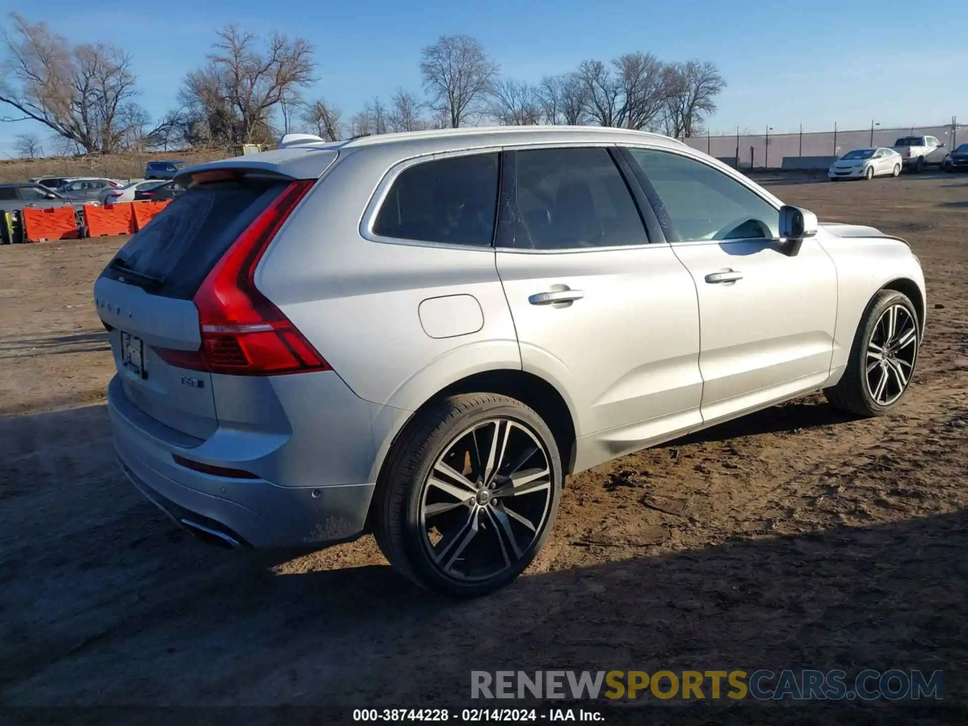 4 Фотография поврежденного автомобиля LYVA22RM3KB315946 VOLVO XC60 2019