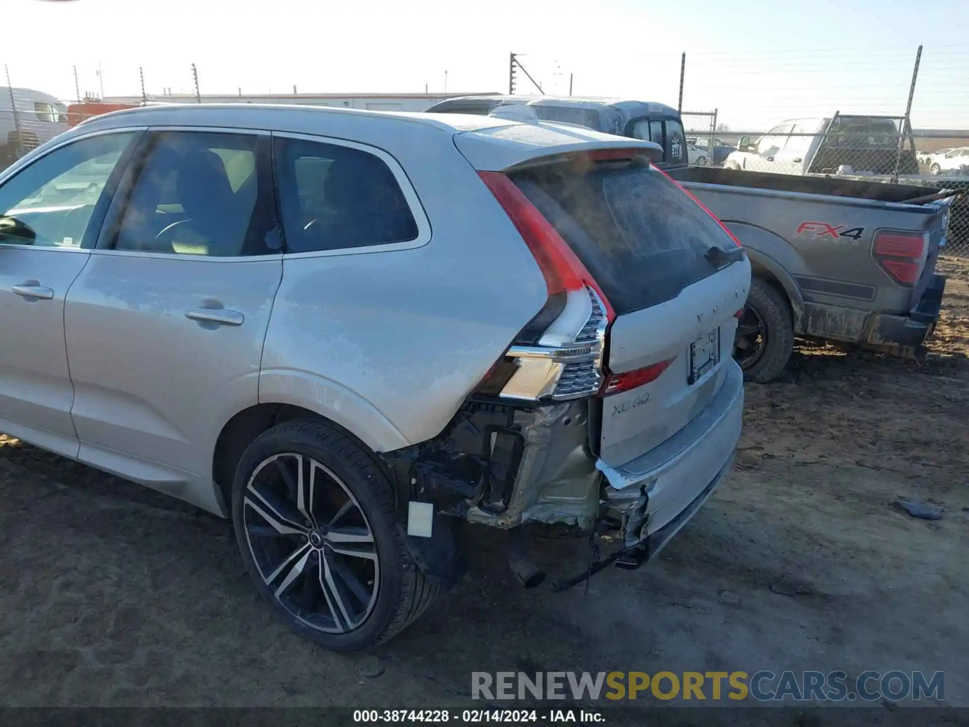 6 Photograph of a damaged car LYVA22RM3KB315946 VOLVO XC60 2019