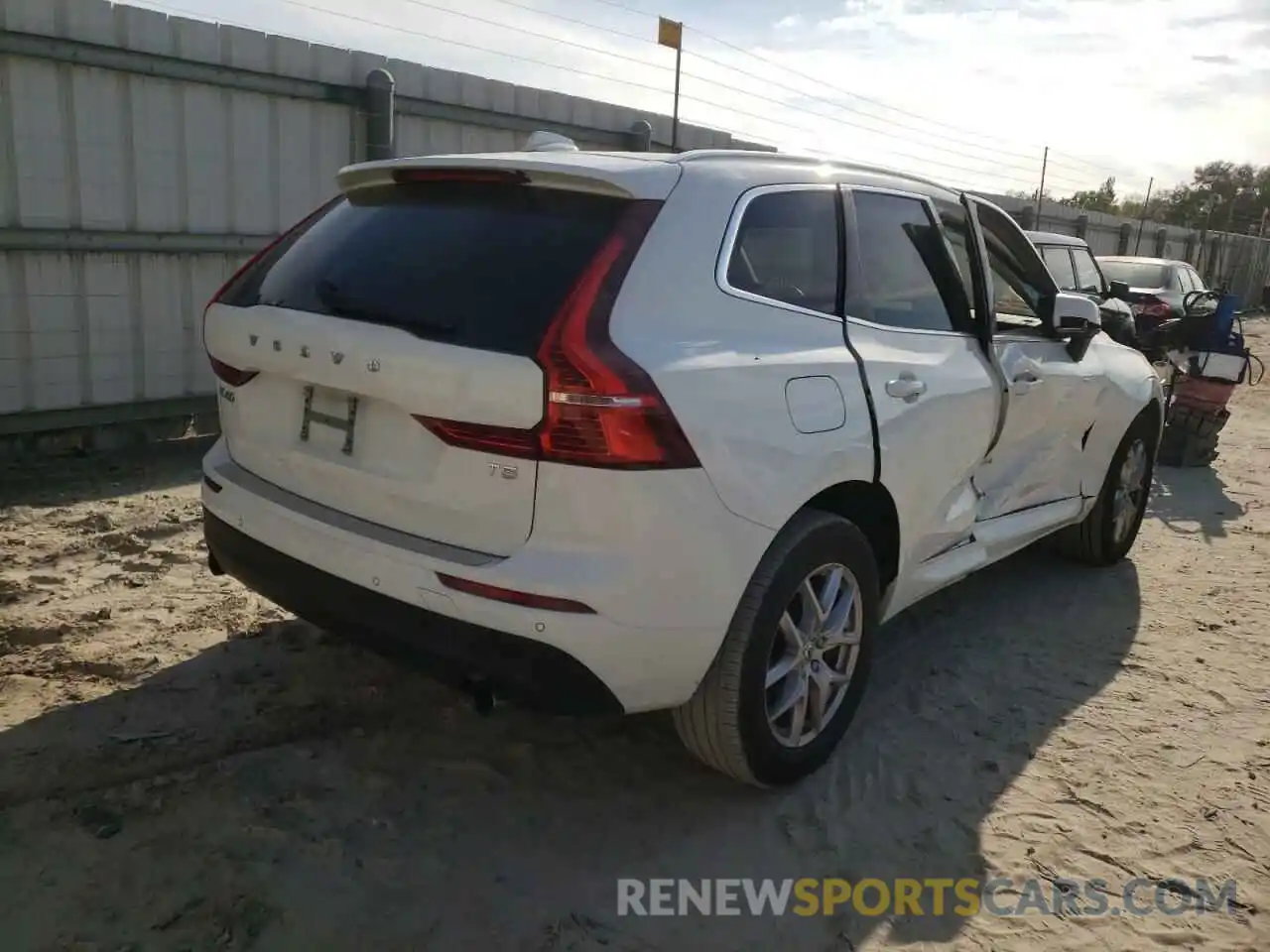 4 Photograph of a damaged car YV4102DK4L1431982 VOLVO XC60 2020