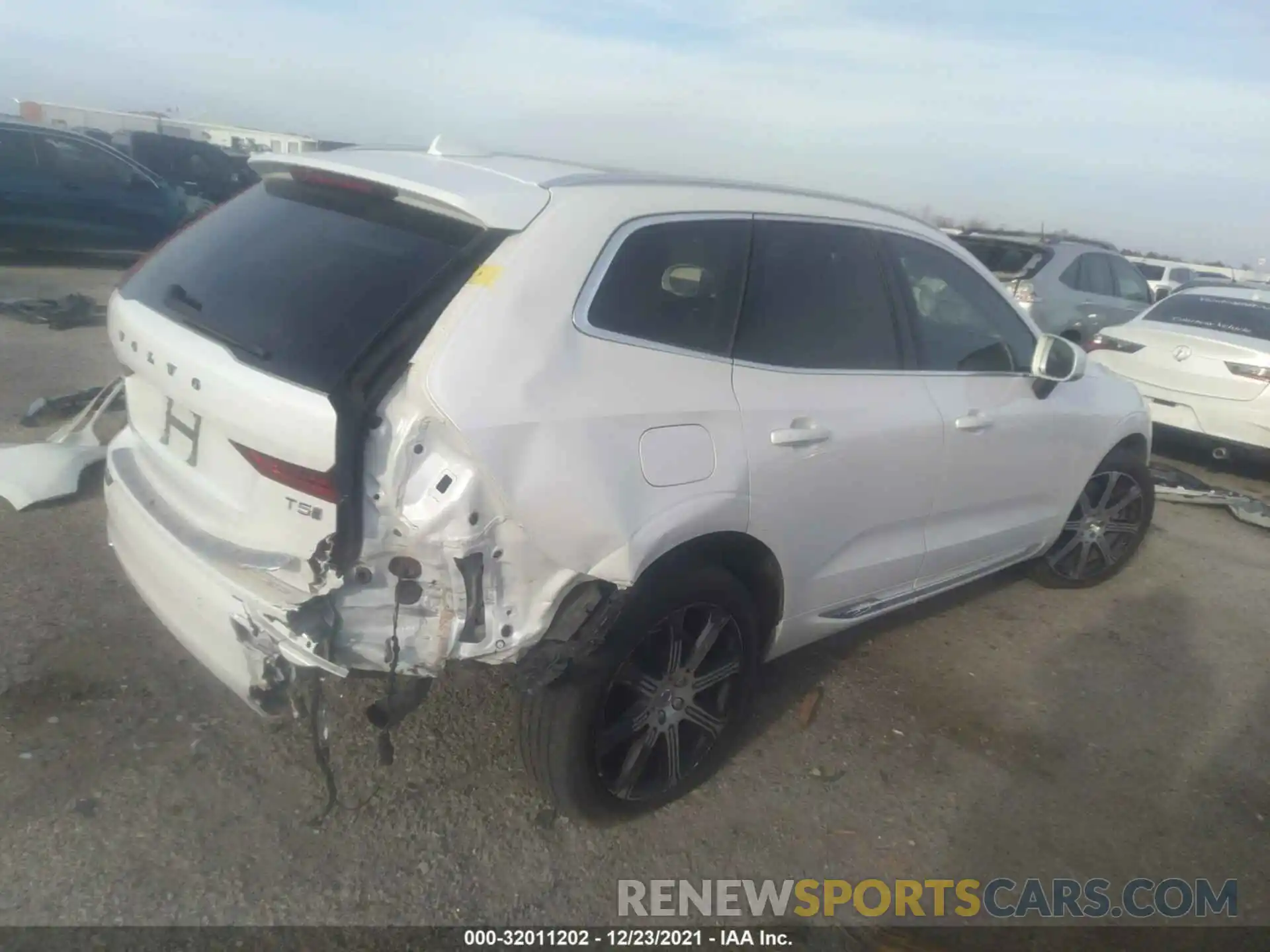 4 Photograph of a damaged car YV4102DL4L1545747 VOLVO XC60 2020