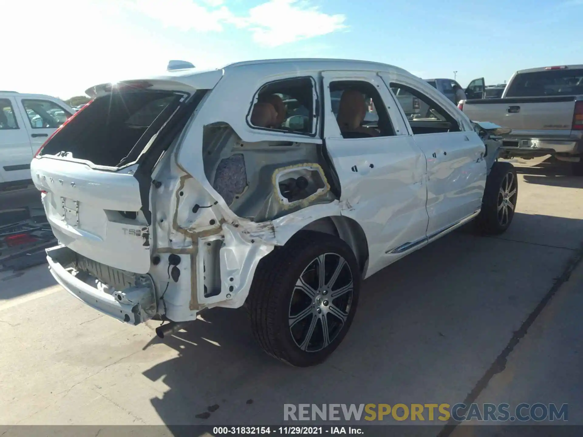 4 Photograph of a damaged car YV4102DL8L1602371 VOLVO XC60 2020