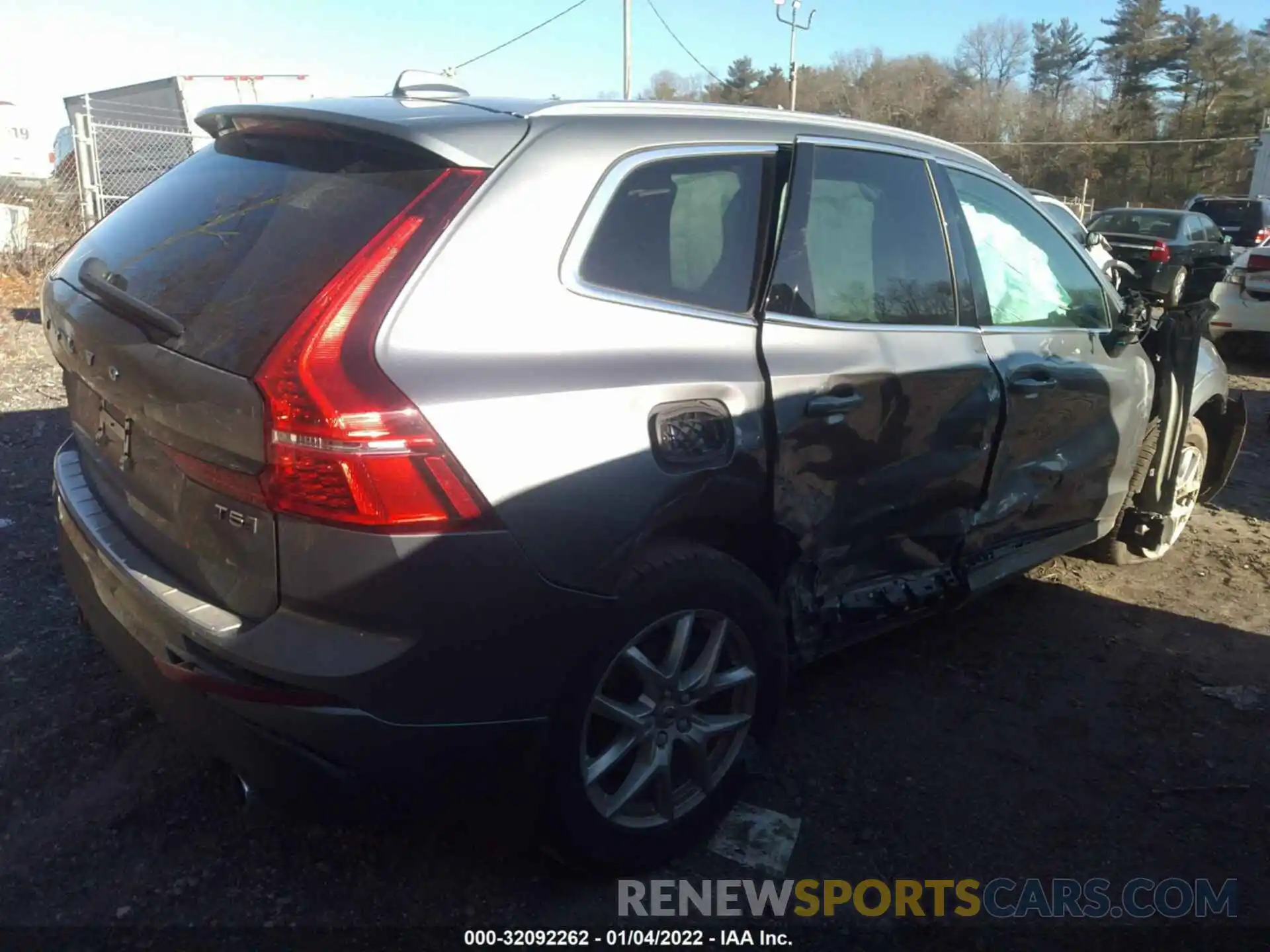 4 Photograph of a damaged car YV4102RK9L1588965 VOLVO XC60 2020